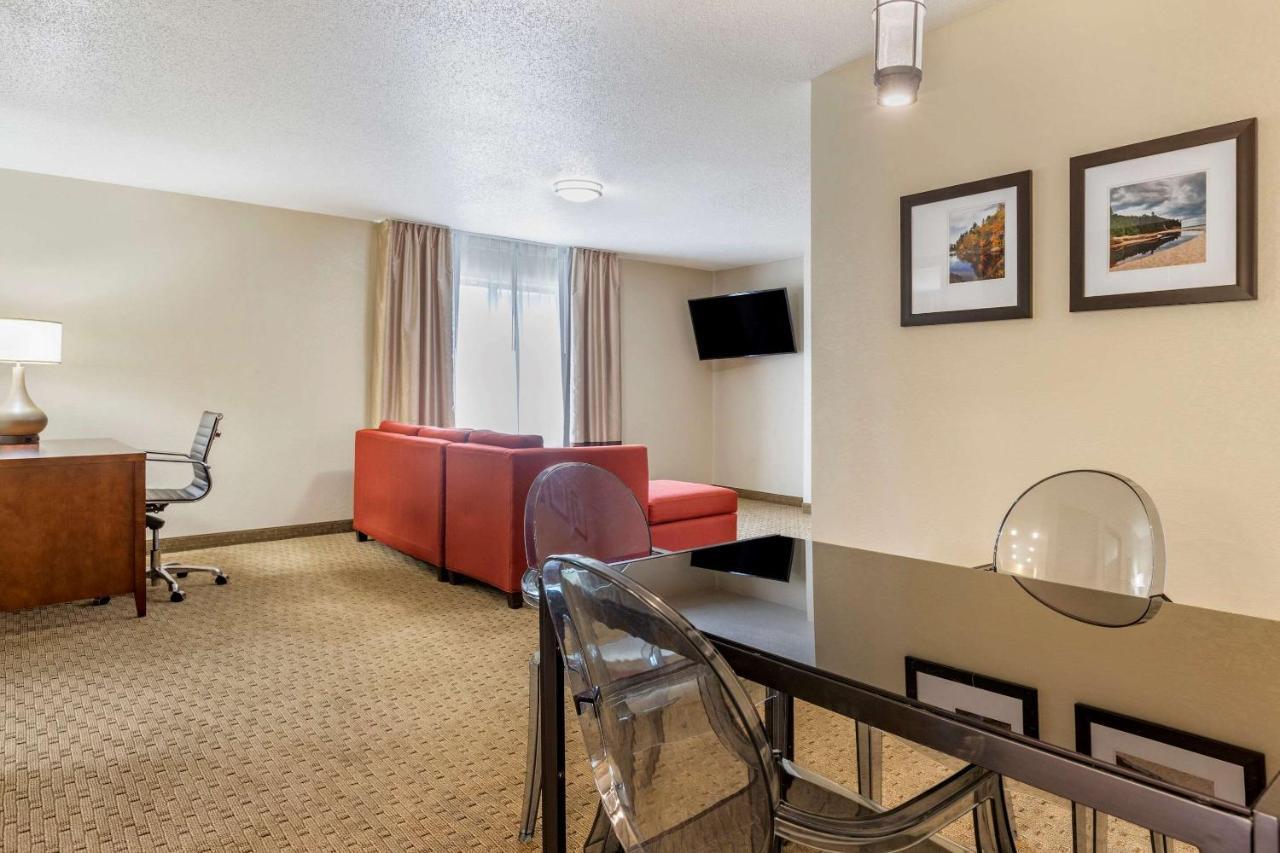 Comfort Suites Grand Rapids North Comstock Park Exterior foto